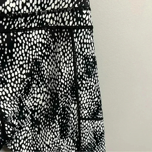 Zyia - Black Viper Pocket Light n Tight Hi-Rise Leggings - Picture 4 of 6